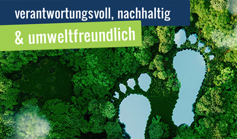 Luftaufnahme eines grünen Waldes mit zwei großen Gewässern in Form von Fußabdrücken; darüber steht verantwortungsvoll, nachhaltig & umweltfreundlich - perfekt für Erholung in der Naturlodge oder entspanntes Baden im Strandbad.