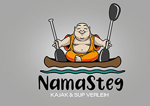 Illustration eines lächelnden Buddhas, der in einem Kajak sitzt und ein Paddel und ein SUP-Paddel hält, mit dem Text NamaSteg Logo und Kajak & SUP Verleih darunter.