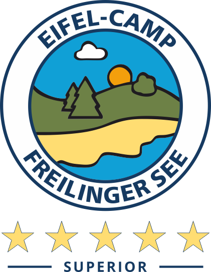 Kreisförmiges Logo mit EIFEL-CAMP FREILINGER SEE um eine Illustration eines Sees, von Bäumen, Hügeln und Sonne. Darunter befinden sich fünf goldene Sterne und das Wort SUPERIOR.