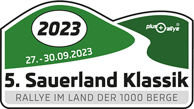 Logo für die 5. Rallye Sauerland Klassik 2023, die vom 27. bis 30. September stattfindet, mit dem Slogan Rallye im Land der 1000 Berge und dem plusrallye-Logo.